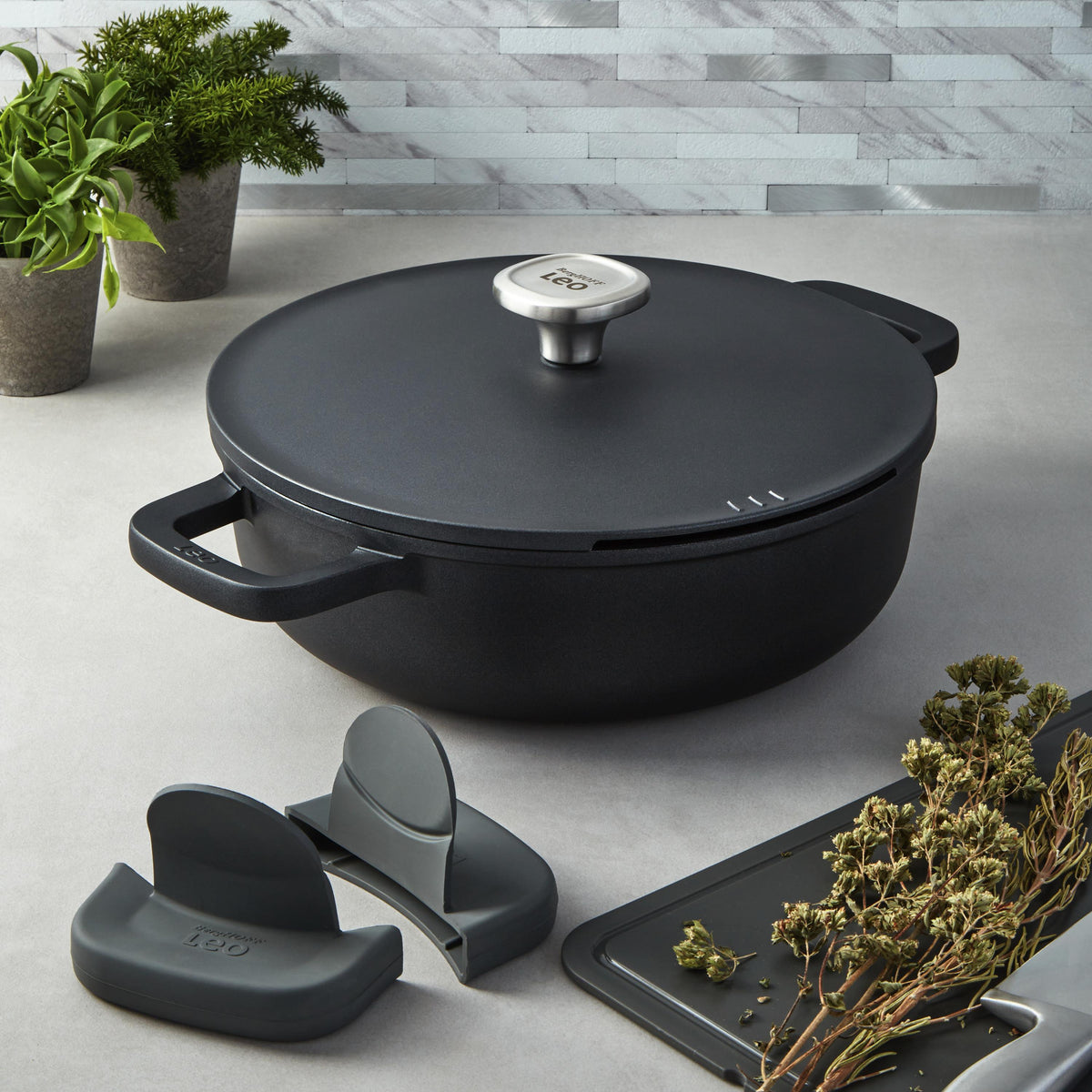 BergHOFF Phantom Ceramic Non-Stick Recycled Cast Aluminum 11" Cov Saute Pan 5Qt.